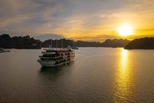 Vanuit Hanoi: Luxe cruise in Ha Long met balkon en bad
