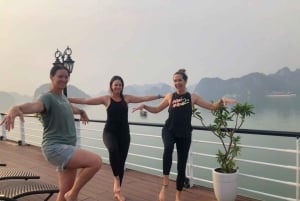 Vanuit Hanoi: Luxe cruise in Ha Long met balkon en bad