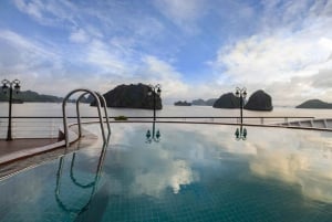Vanuit Hanoi: Luxe cruise in Ha Long met balkon en bad