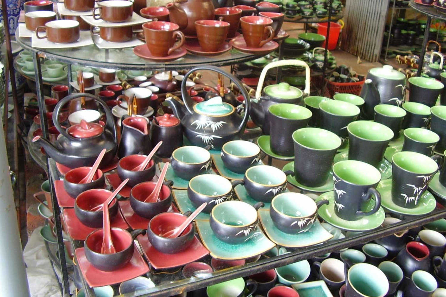 Village ancien de la poterie de Bat Trang en moto