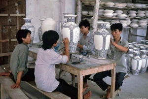 Village ancien de la poterie de Bat Trang en moto