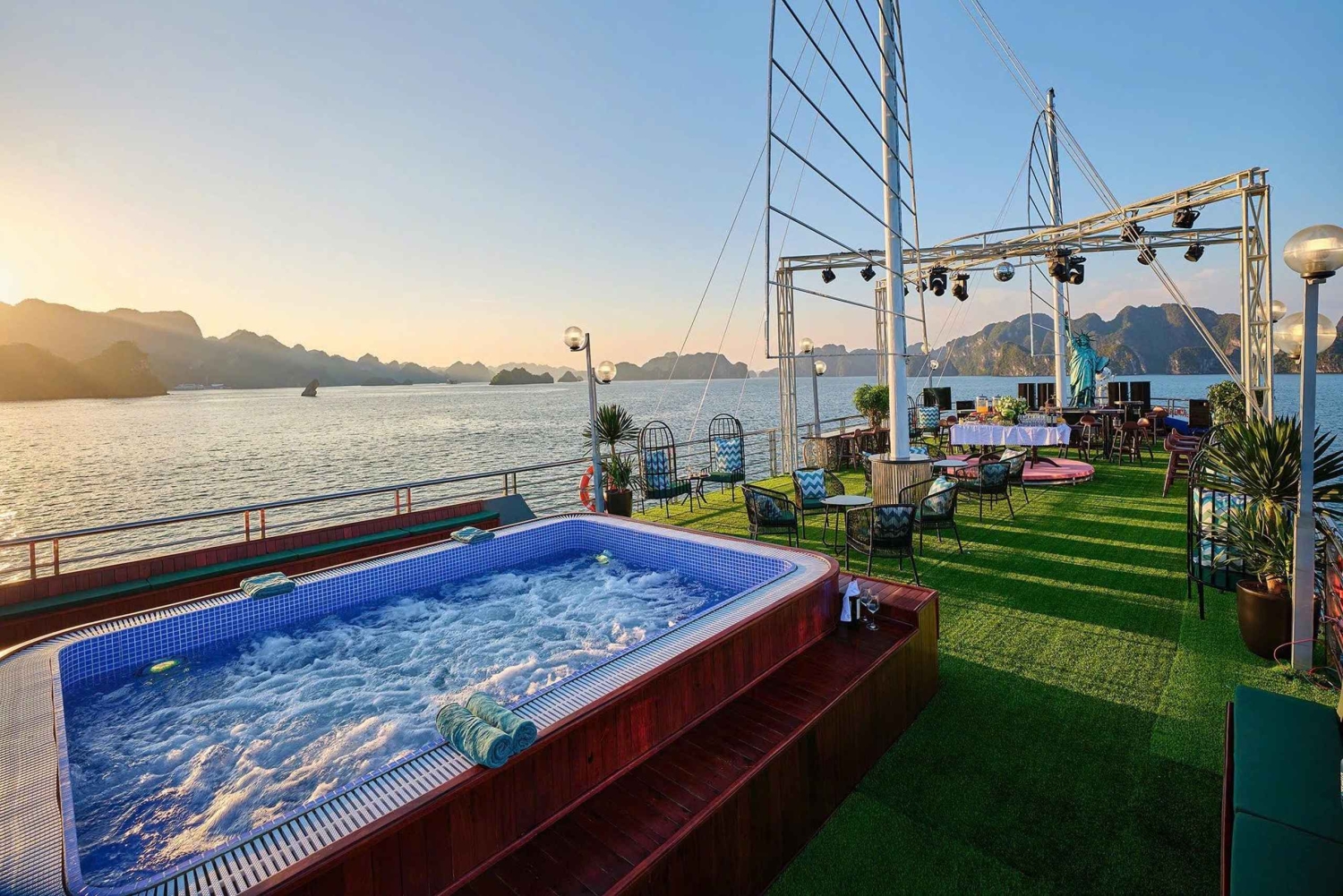 Best verkocht: Ha Long Bay 5-sterren cruise & limousine transfer