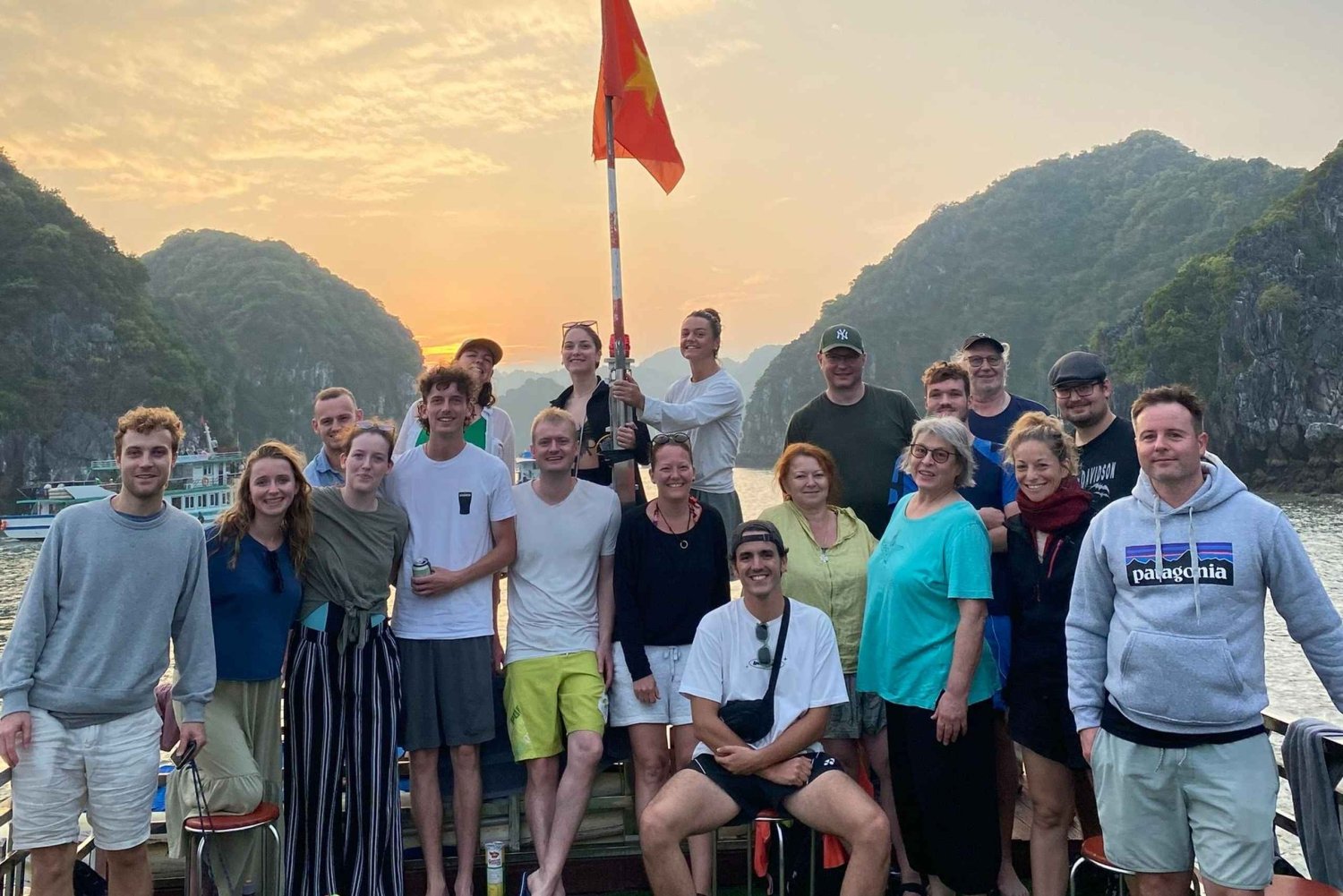 Cat Ba: tour in barca di un giorno con kayak, grotta, bicicletta, pasto, biglietti