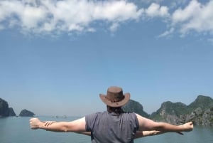 Cat Ba：ランハ湾クルーズ（プライベートバルコニー付き・少人数グループ）