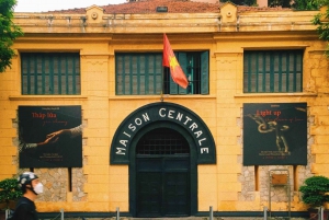 Descobre a rua do comboio e o tesouro de Hanói num passeio de mota