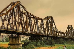 Descobre a rua do comboio e o tesouro de Hanói num passeio de mota