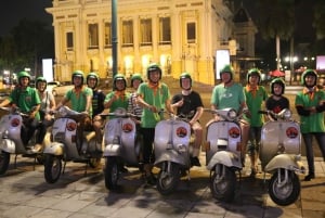 Geniet van Hanoi als een local - Vespa & Street Food Tour by Night
