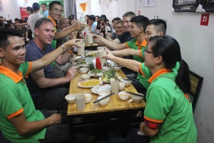 Geniet van Hanoi als een local - Vespa & Street Food Tour by Night
