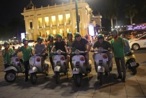 Geniet van Hanoi als een local - Vespa & Street Food Tour by Night