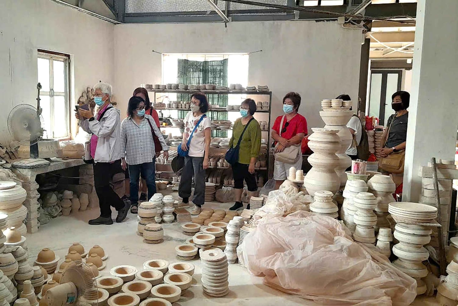 Exploration du village de Bat trang et des usines de céramique / guide région