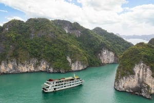 Depuis l'île de Cat Ba : Croisière dans la baie de Bai Tu Long 2D/1N Route tranquille