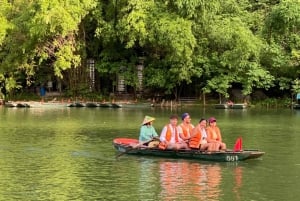 Vida selvagem, caminhada na selva, aventura no Parque Nacional Cuc Phuong