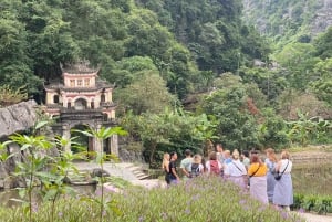 Vida selvagem, caminhada na selva, aventura no Parque Nacional Cuc Phuong