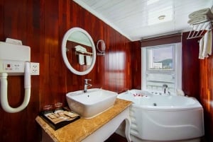 Fra Hanoi: 2-dages Bai Tu Long Bay luksuskrydstogt med jacuzzi