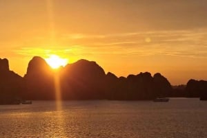 Fra Hanoi: 2-dages Bai Tu Long Bay luksuskrydstogt med jacuzzi
