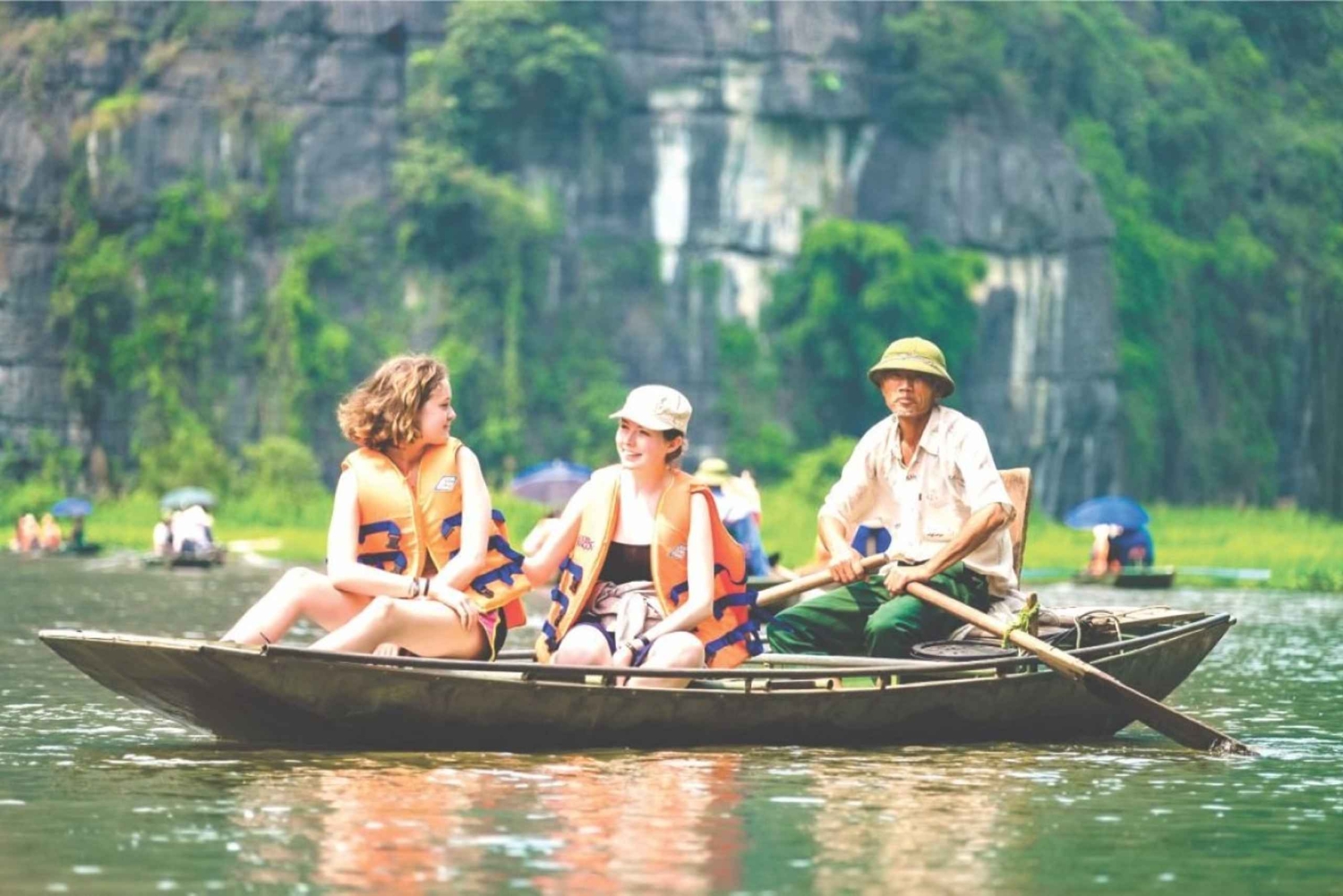 ハノイ発：ニンビン＆ハロン湾 2 日間観光ツアー