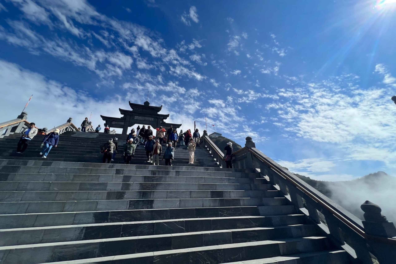 ハノイ発：サパ、ファンシーパン、ムオンホア渓谷 2 日間ツアー