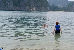 Von Hanoi: 2-tägige Tour zur Insel Cat Ba mit Trekking