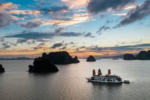Fra Hanoi: Utforsk Ha Long Bay i 2 dager med et luksuscruise