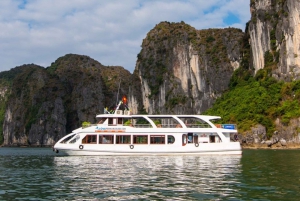 Из Ханоя: Роскошный круиз по заливу Ха Лонг Бэй с большой и маленькой группой