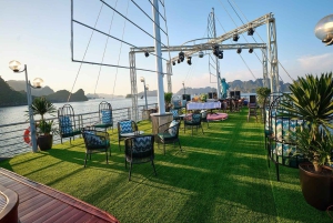 Fra Hanoi: Dagstur til Ha Long-bugten med jacuzzi og VIP-limousine