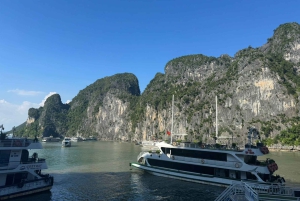 Fra Hanoi: Dagstur til Ha Long-bugten med jacuzzi og VIP-limousine
