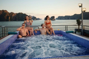 Fra Hanoi: Dagstur til Ha Long-bugten med jacuzzi og VIP-limousine
