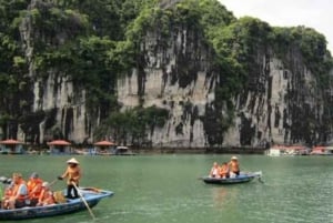 Ha Long Bay Cruise met jacuzzi, kajak en limousine vanuit Hanoi