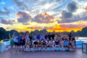 Ha Long Bay Cruise met jacuzzi, kajak en limousine vanuit Hanoi