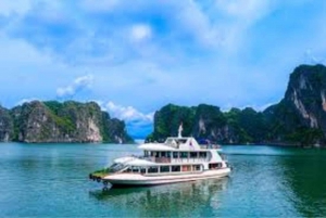Ha Long Bay Cruise met jacuzzi, kajak en limousine vanuit Hanoi