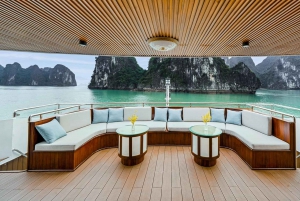 Ha Long Bay Cruise met jacuzzi, kajak en limousine vanuit Hanoi