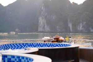 Ha Long Bay Cruise met jacuzzi, kajak en limousine vanuit Hanoi