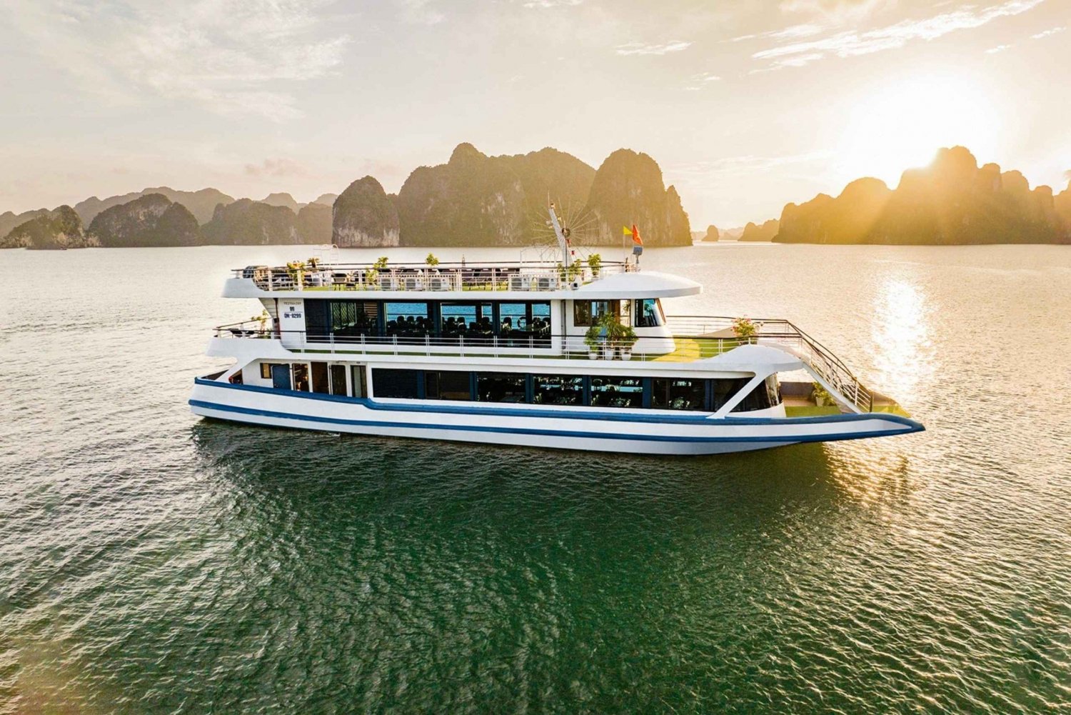 Desde Hanoi: crucero de 5 estrellas por la bahía de Halong con almuerzo buffet.