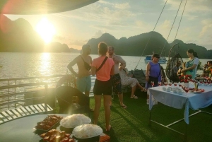 Desde Hanoi: Crucero de lujo de un día por la bahía de Ha Long con comida y kayak
