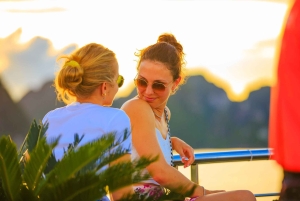 Desde Hanoi: Crucero de lujo de un día por la bahía de Ha Long con comida y kayak