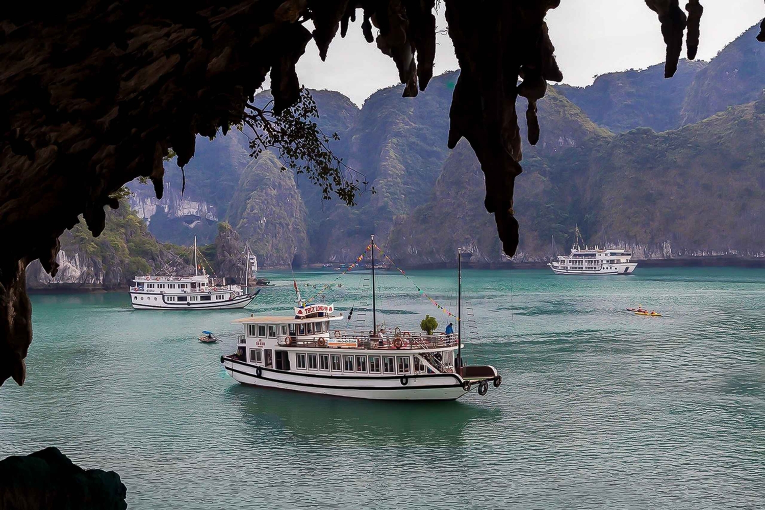 Fra Hanoi: Ha Long Bay Spareture - store og små grupper