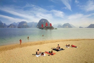 Da Hanoi: crociera di un giorno nella baia di Halong con kayak, grotte e nuoto