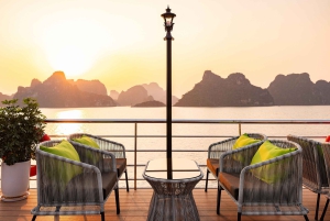 Da Hanoi: crociera di un giorno nella baia di Halong con kayak, grotte e nuoto