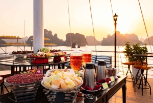 Da Hanoi: crociera di un giorno nella baia di Halong con kayak, grotte e nuoto