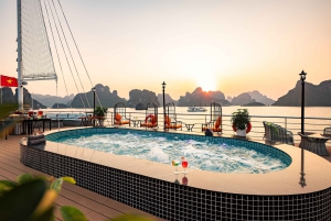 Da Hanoi: crociera di un giorno nella baia di Halong con kayak, grotte e nuoto