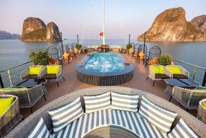 Da Hanoi: crociera di un giorno nella baia di Halong con kayak, grotte e nuoto