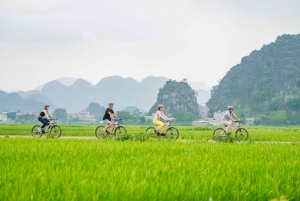 Hanoista: Hoa Lu & Tam Coc buffetlounaalla & pyöräilyllä