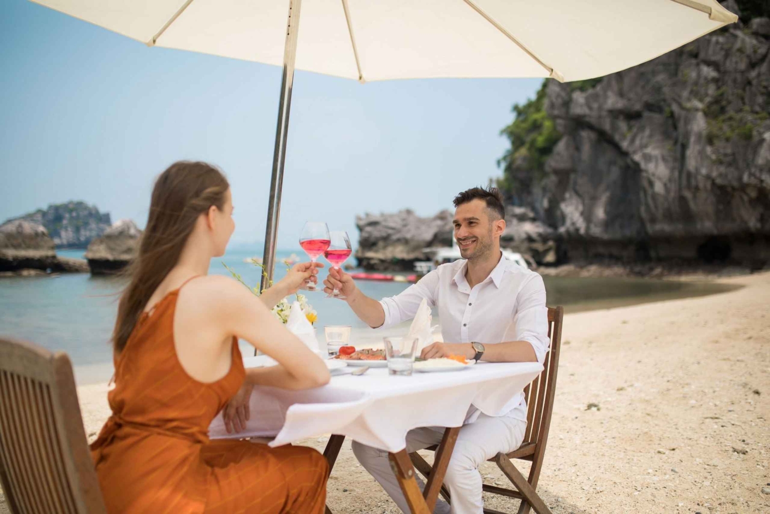 Fra Hanoi: Bådtur i Lan Ha-bugten med grillmad og kajaksejlads