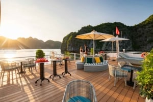 Desde Hanoi: Crucero por la bahía de Lan Ha y la isla de Cat Ba con almuerzo
