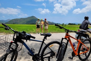 Depuis Hanoï : visite de Hoa Lu et Trang An ou Tam Coc et les grottes de Mua.