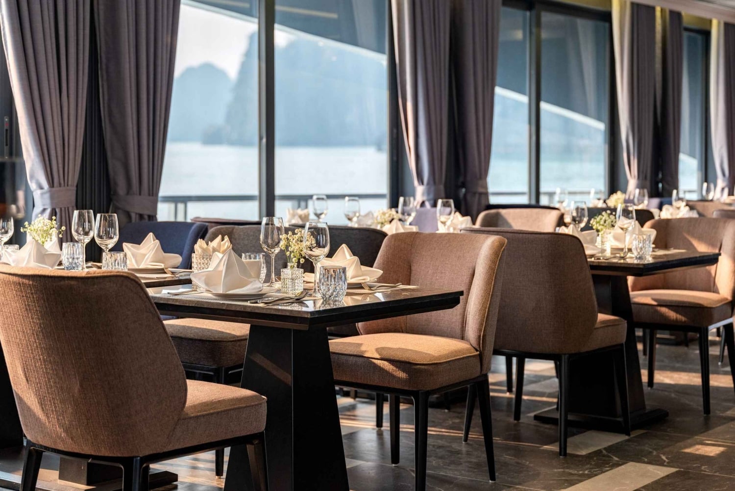 Ganztagestour: Fantastische Halong-Bucht-Tour mit Taliya Cruise 5