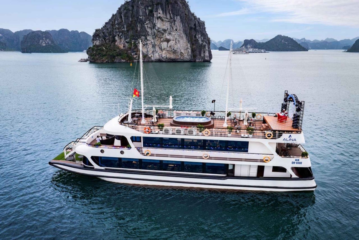 Cruzeiro pela baía de Ha Long e Bai Tu Long com caiaque e almoço buffet
