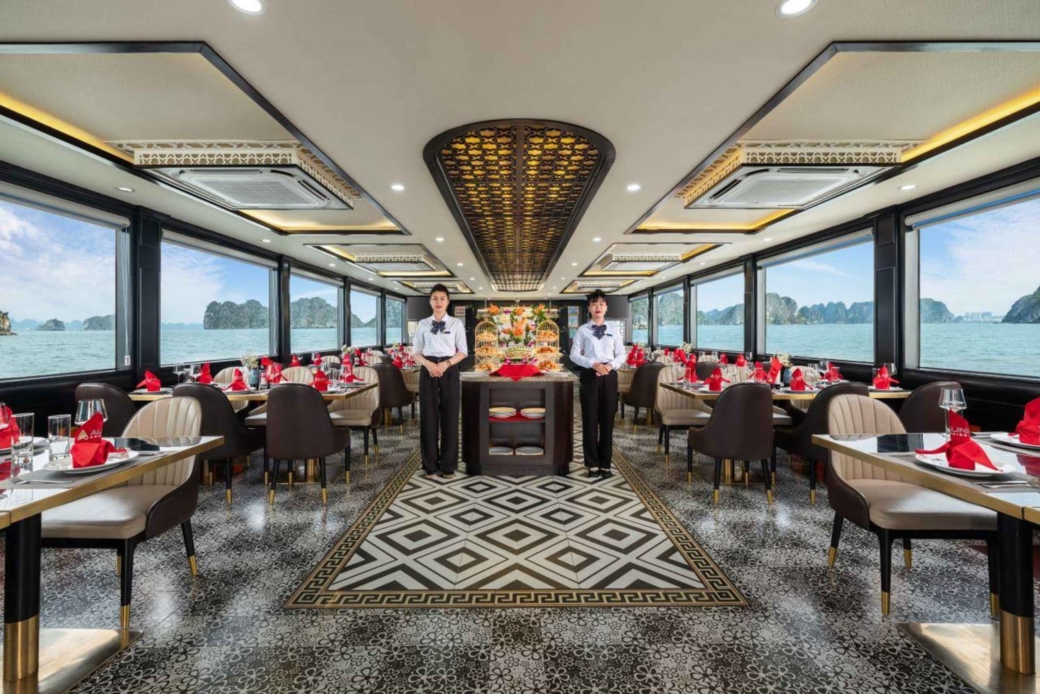 Cruzeiro pela baía de Ha Long e Bai Tu Long com caiaque e almoço buffet