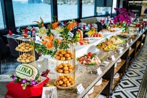 Cruzeiro pela baía de Ha Long e Bai Tu Long com caiaque e almoço buffet