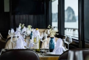 Cruzeiro pela baía de Ha Long e Bai Tu Long com caiaque e almoço buffet